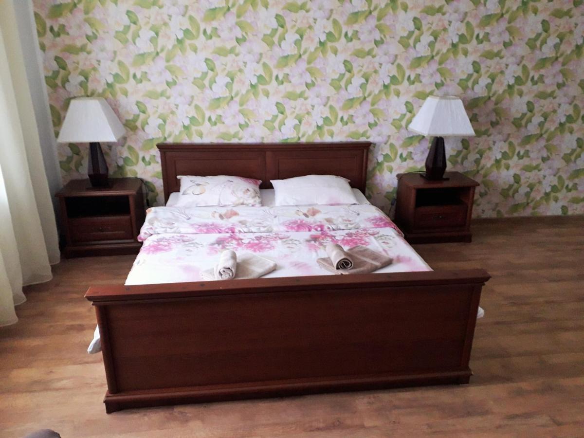 Guest house on Ivana Franka Novyye Petrovtsy Buitenkant foto